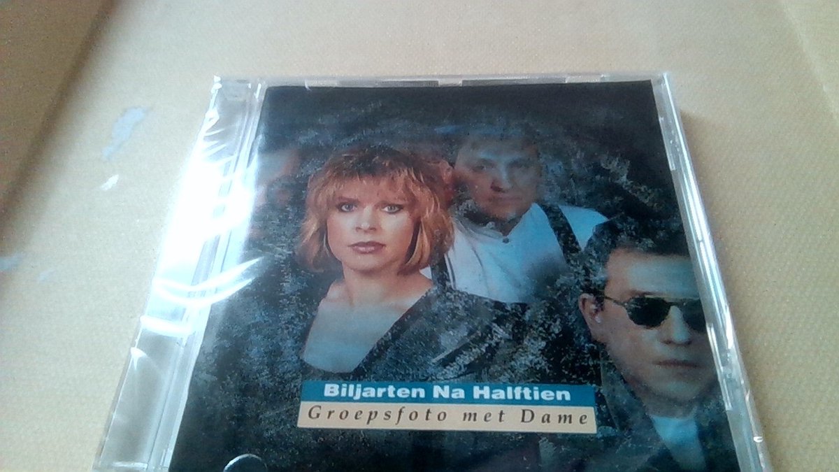 BILJARTEN NA HALFTIEN GROEPSFOTO MET DAME