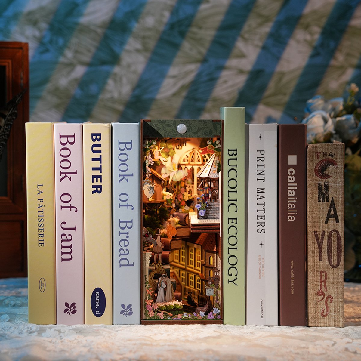 Tonecheer Shakespaer's Verse Book Nook Bouwpakket - Modelbouw - 18 x 9,8 x 24,5 cm - DIY Pakket - Houten 3D Puzzel - Boekensteun - LED-licht - Bewegingssensor Licht - Boekenhouder - Inclusief Dust-Cover — afbeelding 4