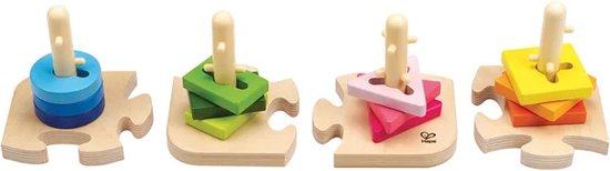 Vier houten legpuzzelstukken met elk een peg. Stapel blauwe cirkels, groene vierkanten, roze driehoeken of gele en oranje vierkanten.