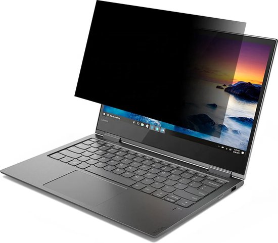 Zwart privacy filter op een Lenovo laptop, model Yoga. Deels bedekt het scherm dat een zonsondergang toont.