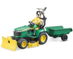 foto van Bruder John Deere zitmaaier met aanhanger en tuinman