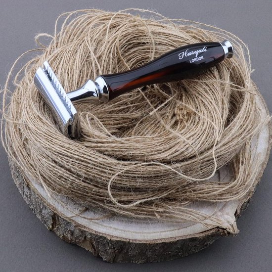 Haryali London scheermes met bruin schildpad-effect handvat, op een stapel touw.