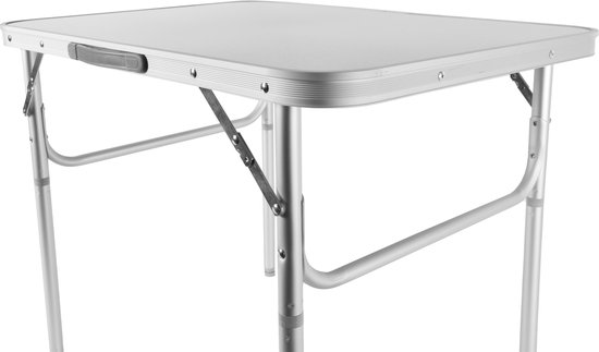 Zilverkleurige, rechthoekige campingtafel met metalen frame en inklapbare poten.