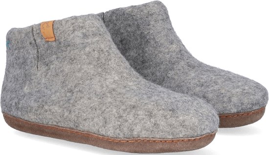 Paar lichtgrijze wollen pantoffels met bruine zolen en oranje stiksels.