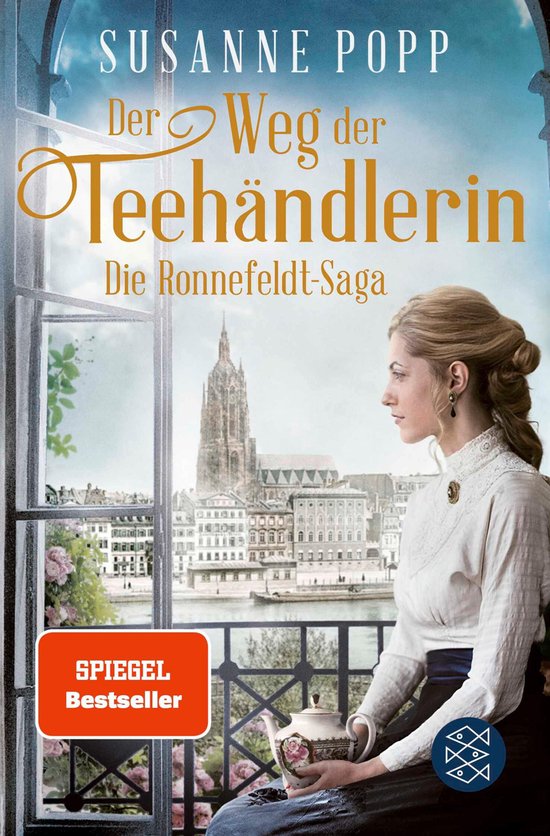 Boekomslag van 'Der Weg der Teehändlerin' met een vrouw in een wit kanten topje en blauwe rok, kijkend naar een stad aan het water. "SPIEGEL Bestseller" staat op een oranje label.