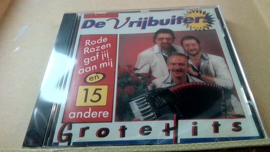 CD hoes met de titel 'De Vrijbuiter Grote Hits' en drie mannen, waarvan één een accordeon bespeelt.
