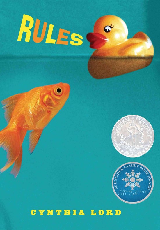 Boek 'RULES' met een gele badeend en een goudvis op een turquoise achtergrond. Goudkleurige tekst 'RULES' en 'CYNTHIA LORD'.