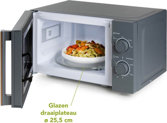 Open grijze DOMO magnetron met houtlook detail. Glazen draaiplateau met eten erop.
