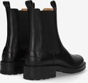 Achterkant van zwarte leren chelsea boots met logo op de hak.