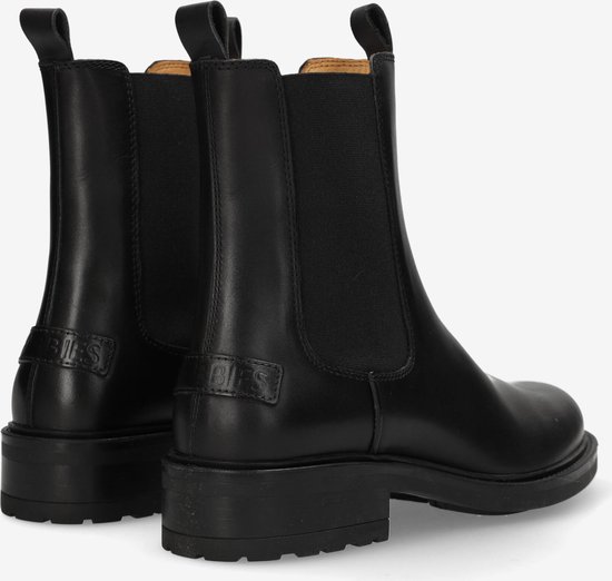 Achterkant van zwarte leren chelsea boots met logo op de hak.