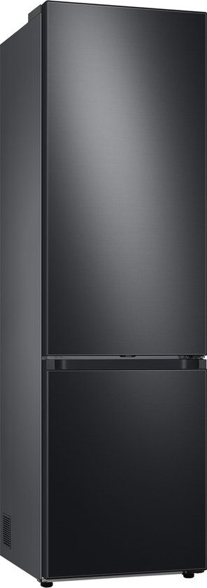 Zwarte koel-vriescombinatie van Samsung, met een matte afwerking en strak design. De koelkastdeuren zijn glad, met een subtiele horizontale lijn die de twee compartimenten scheidt.