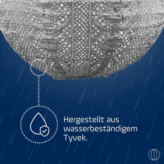Zilverkleurige, ronde lampion met perforaties. Gemaakt van waterbestendig Tyvek.
