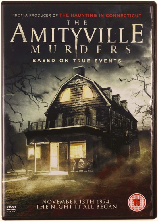 De Amityville Murders DVD cover: een spookhuis met gloeiende ramen en kraai-achtige vogels.