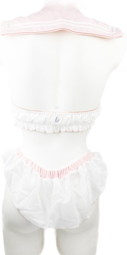 Achterkant van een witte babydoll met roze matrozenkraag en ruches, inclusief slipje. Gepresenteerd op een etalagepop.