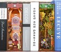 Houten boekensteunen met een tuin en een kathedraal-thema, met gedetailleerde figuren en verlichting.