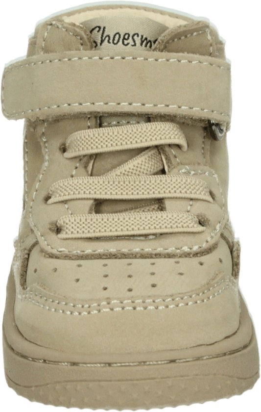 Voorkant van een taupe suède mid-top sneaker met klittenbandsluiting en veters. Logo Shoesme op de tong.