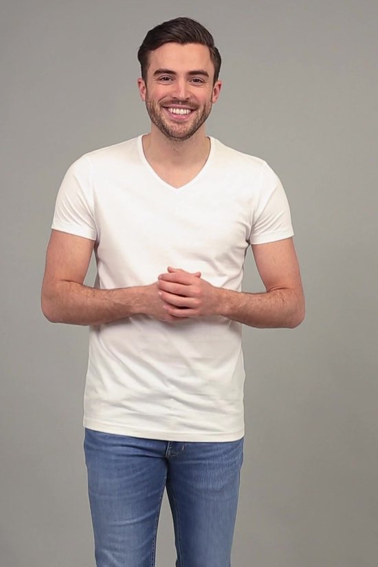 Descarga Camiseta Blanca Con Cuello En V Mostrada En Fondo Blanco Mockups G4ttqdfxe