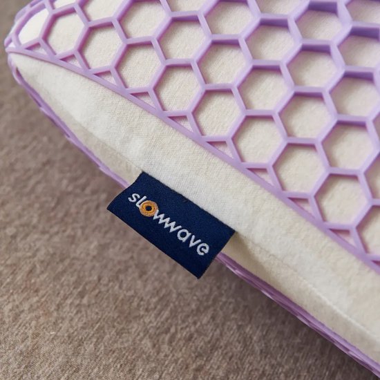 Close-up van een lila honingraat kussen met een blauw Slowwave label.