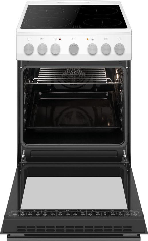 Wit fornuis met open oven, metalen rooster en een zwarte bakplaat.