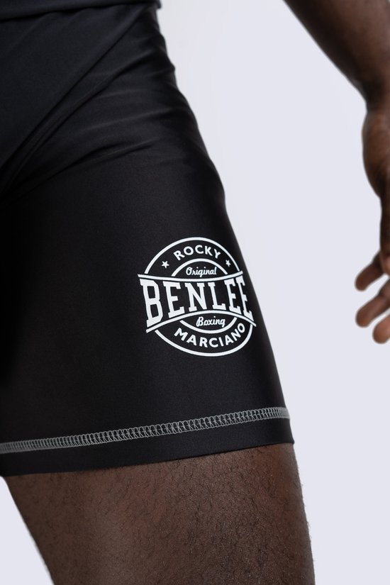 Short de sport noir avec logo rond Benlee blanc sur le côté.