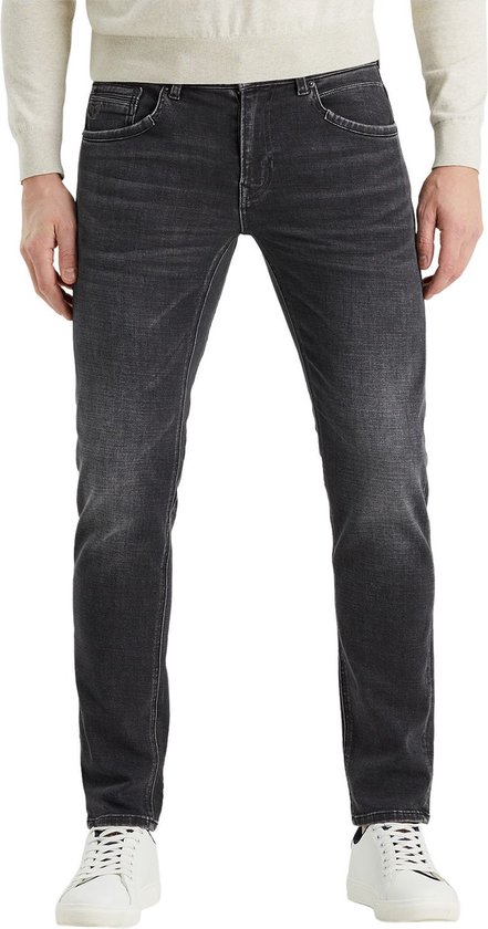 Man met grijze jeans en witte sneakers