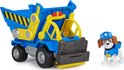 Blauwe kiepwagen met gele accenten, inclusief een wit met bruin hondje met blauwe helm.