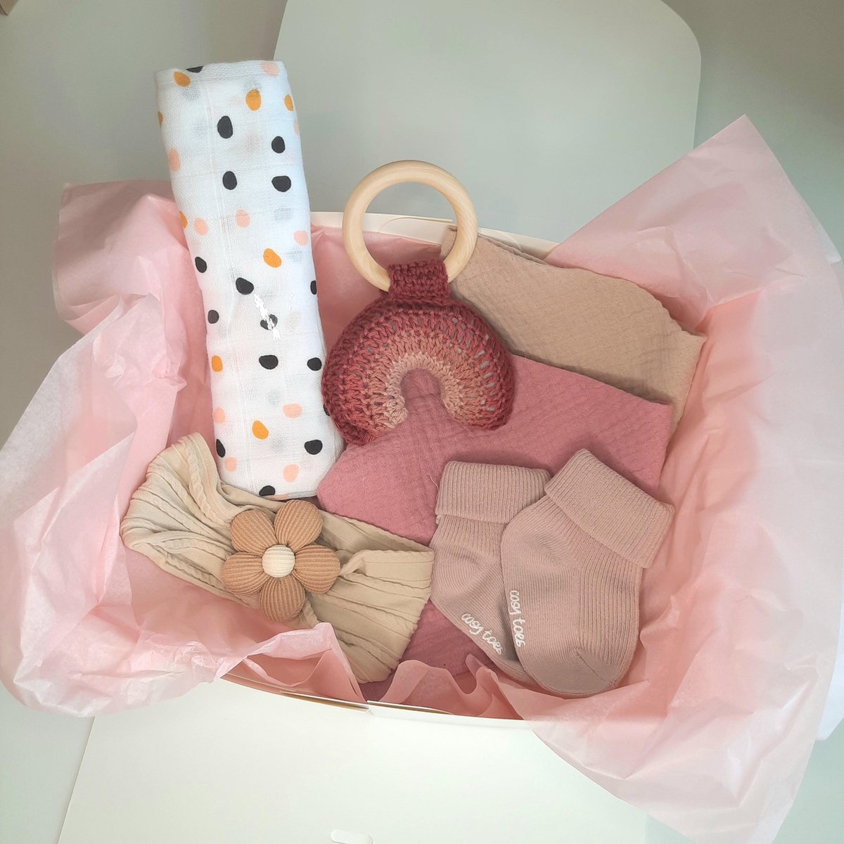 Goedkoopste Kraamcadeau pakket - meisje - roze - 6 delig - bijtring roze regenboog - Babyshower cadeau - Kraammand - Babycadeau