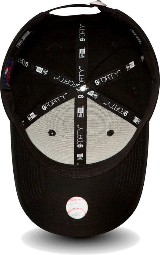 Intérieur d'une casquette New Era noire, avec logos '9FORTY' et un autocollant de baseball.