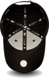 Intérieur d'une casquette New Era noire, avec logos '9FORTY' et un autocollant de baseball.