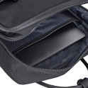 Binnenkant van een open zwarte rugzak met een laptop in een speciaal vak. Gevoerd met donkergrijs textiel.
