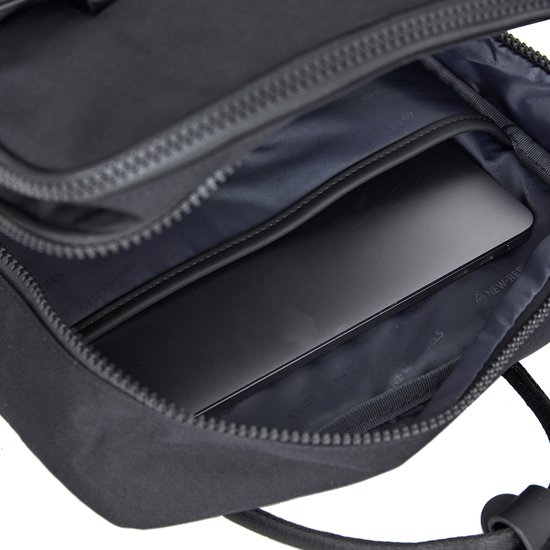 Binnenkant van een open zwarte rugzak met een laptop in een speciaal vak. Gevoerd met donkergrijs textiel.