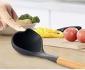 Louche noire en silicone en forme de cœur avec manche en bois.