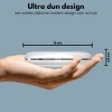 Hand die dunne witte Aroha combimelder vasthoudt, met afmetingen 12cm x 2.8cm.