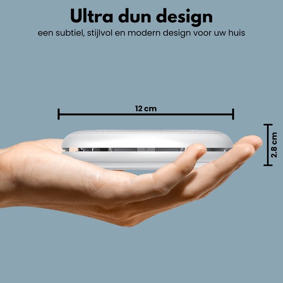 Hand die dunne witte Aroha combimelder vasthoudt, met afmetingen 12cm x 2.8cm.