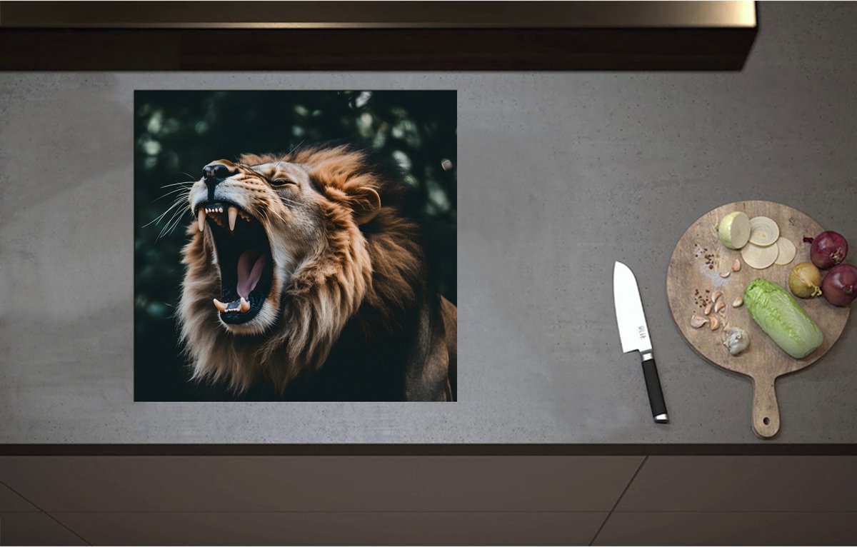 Inductieplaat Beschermer - Brullende Mannetjes Leeuw in Donkergroen Bos - 57x55 cm - 2 mm Dik - Inductie Beschermer - Bescherming Inductiekookplaat - Kookplaat Beschermer van Wit Vinyl