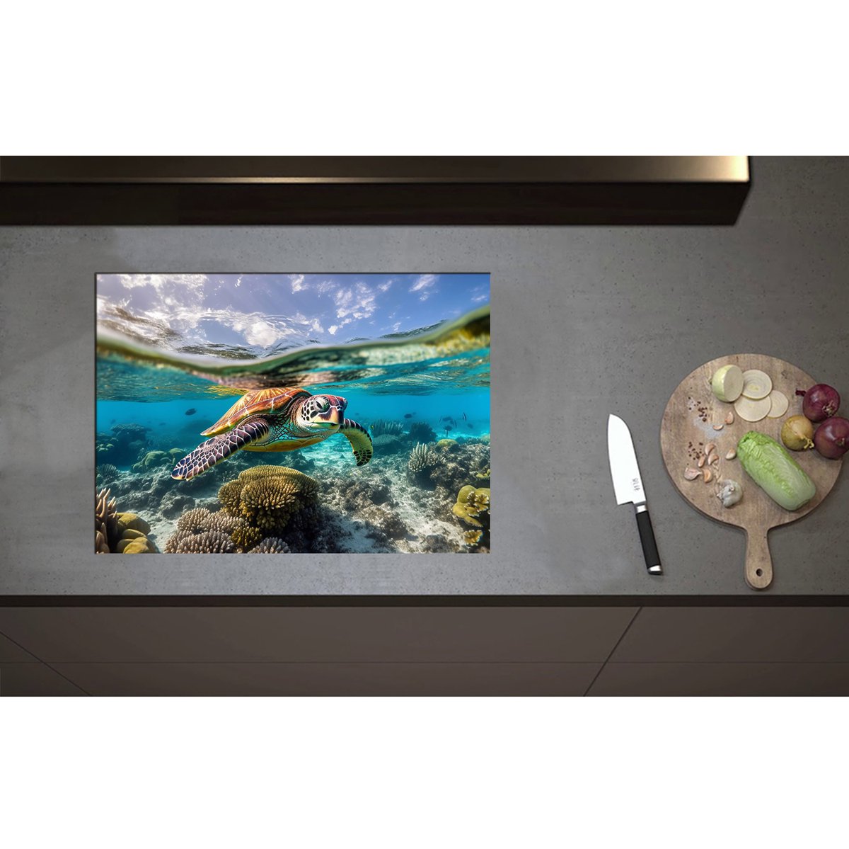 Inductieplaat Beschermer - Bruine schildpad zwemt door de zee met koraal - 70x50 cm - 2 mm Dik - Inductie Beschermer - Bescherming Inductiekookplaat - Kookplaat Beschermer van Zwart Vinyl