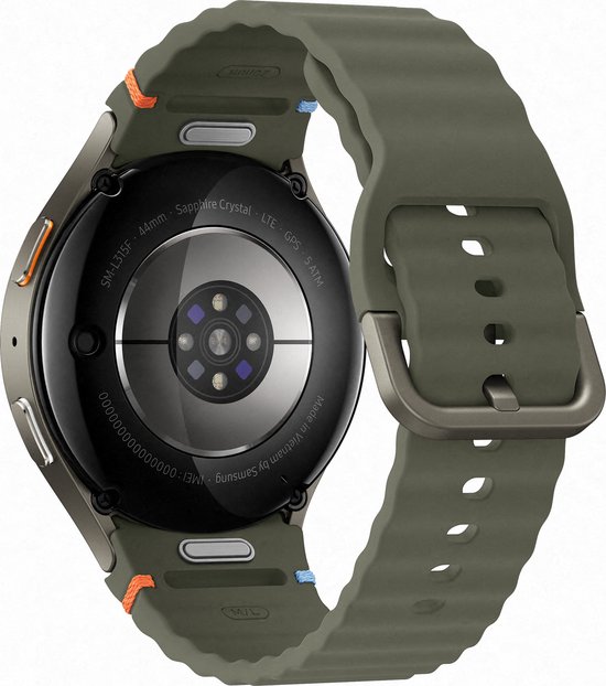 Achterkant van een groene smartwatch met een geperforeerd bandje.