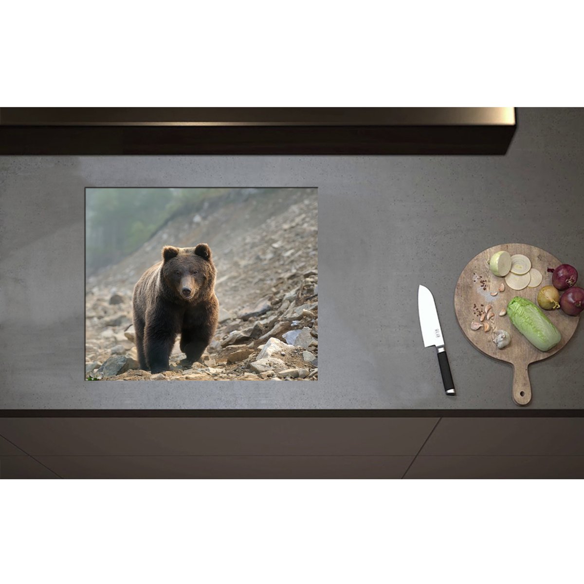 Inductieplaat Beschermer - Bruine Beer tussen de Stenen - 60x50 cm - 2 mm Dik - Inductie Beschermer - Bescherming Inductiekookplaat - Kookplaat Beschermer van Wit Vinyl