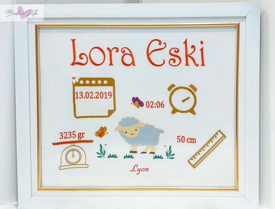 Foto: Geboortegeschenk borduurraam met een schaap 30x40cm personalized gift embroidery frame with a sheep 30x40cm