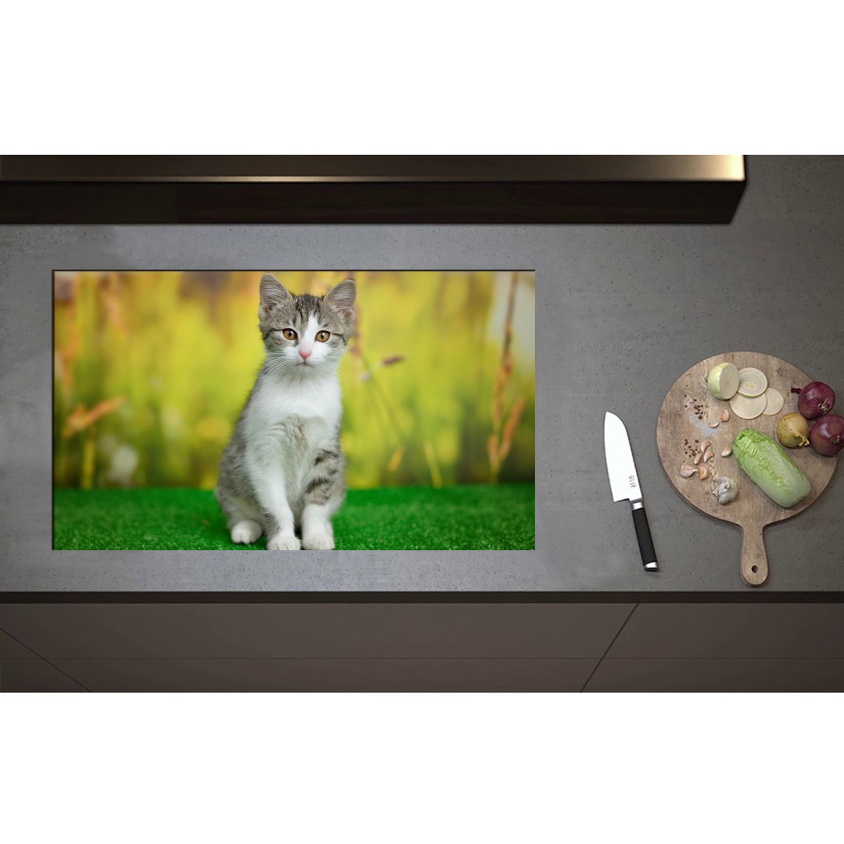 Inductieplaat Beschermer - Braaf Zittende Bruine Kat op Kunstgras - 85x50 cm - 2 mm Dik - Inductie Beschermer - Bescherming Inductiekookplaat - Kookplaat Beschermer van Zwart Vinyl