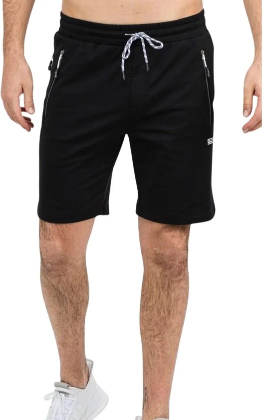 Man draagt een zwarte korte sportbroek met gestreepte koord en ritsen.