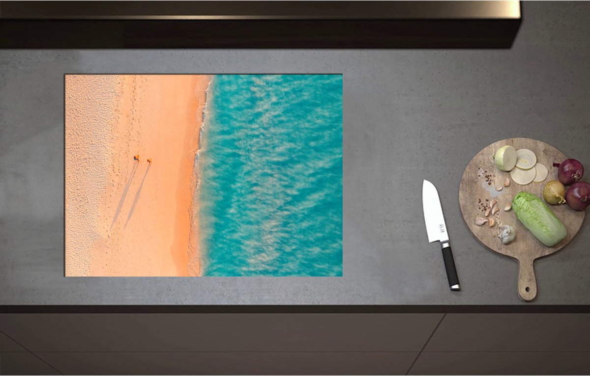 Inductieplaat Beschermer - Bovenaanzicht van Koppel tijdens Strandwandeling langs Felblauwe Oceaan - 71x52 cm - 2 mm Dik - Inductie Beschermer - Bescherming Inductiekookplaat - Kookplaat Beschermer van Zwart Vinyl