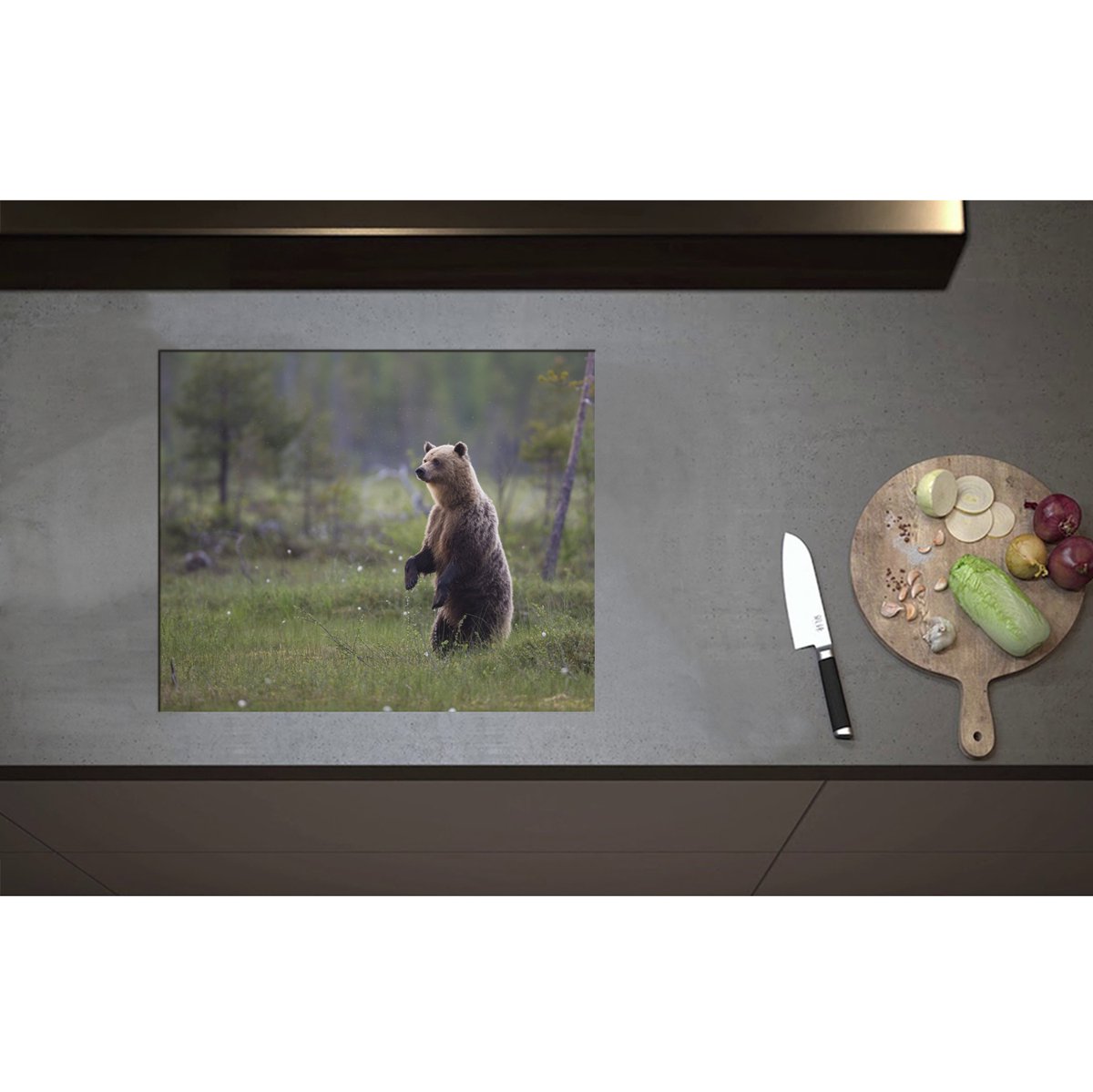 Inductieplaat Beschermer - Bruine Beer Staand in de Bossen - 60x50 cm - 2 mm Dik - Inductie Beschermer - Bescherming Inductiekookplaat - Kookplaat Beschermer van Wit Vinyl