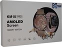 Doos van de Kiraal KM10 PRO smartwatch met afbeeldingen van twee smartwatches, één met roségoud Milanese band en één met roze lederen band. "AMOLED Screen SMART WATCH".