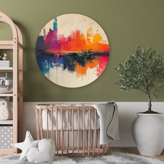 Abstracte muurcirkel met felle kleuren boven een wieg in een kinderkamer.