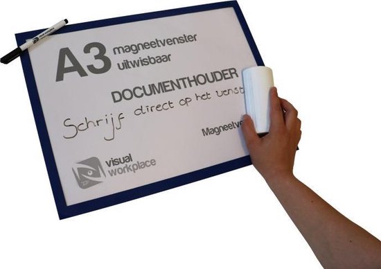 Hand veegt magnetisch documentenvenster A3 uitwisbaar schoon met een witte wisser. Blauw frame.