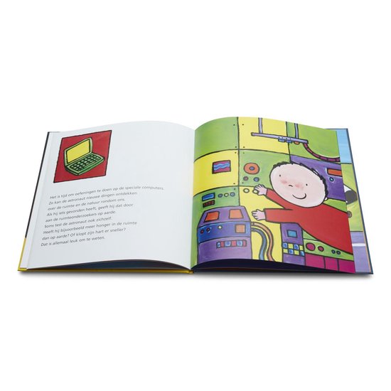 Open boek met illustraties van een astronaut die een computer bedient en een raketlancering in de ruimte.