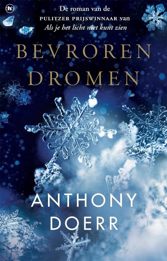 Boekcover met de titel 'Bevroren dromen' in grote gouden letters, met een grote sneeuwvlok op een donkere achtergrond.