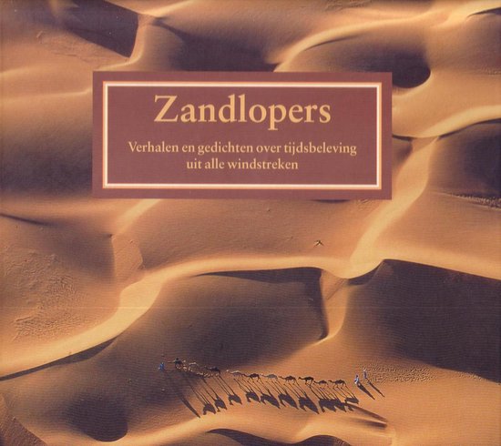 De voorkant van het boek 'Zandlopers' met een karavaan kamelen in de woestijn.