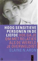 Boekomslag met titel "Hoog Sensitieve Personen In De Liefde Hoe Ga Je Om Met Relaties Als De Wereld Je Overweldigt" door Elaine N. Aron.